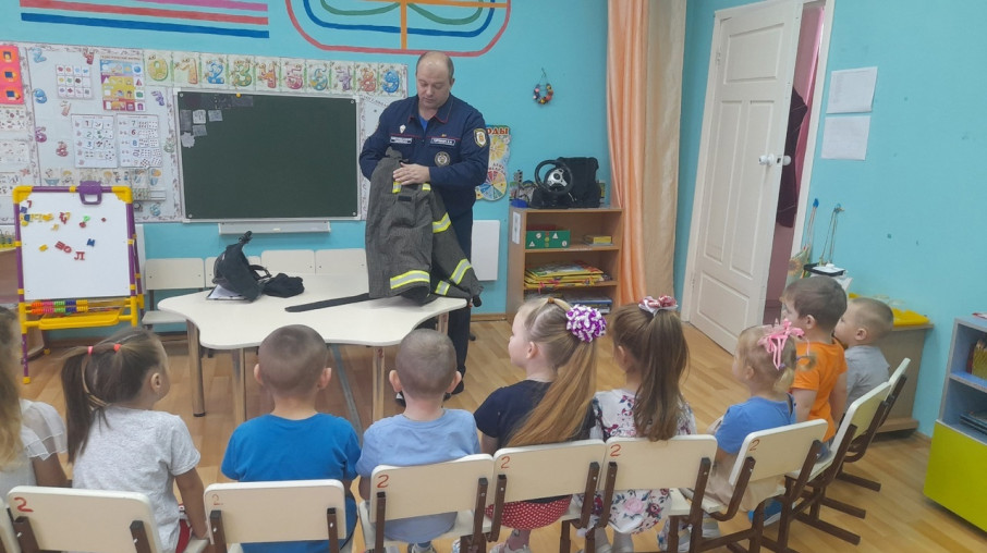 Знакомство с пожарным Знакомство с пожарным.